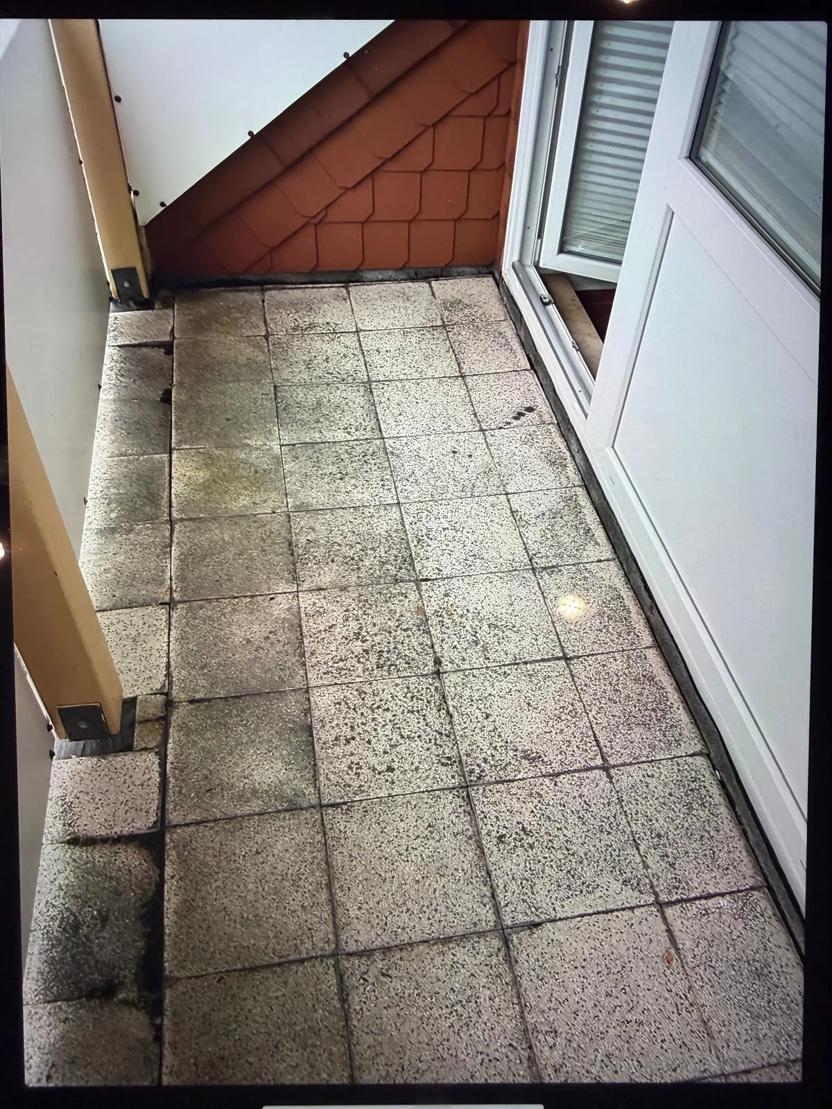Balkon mit kleinteiligem Plattenbelag