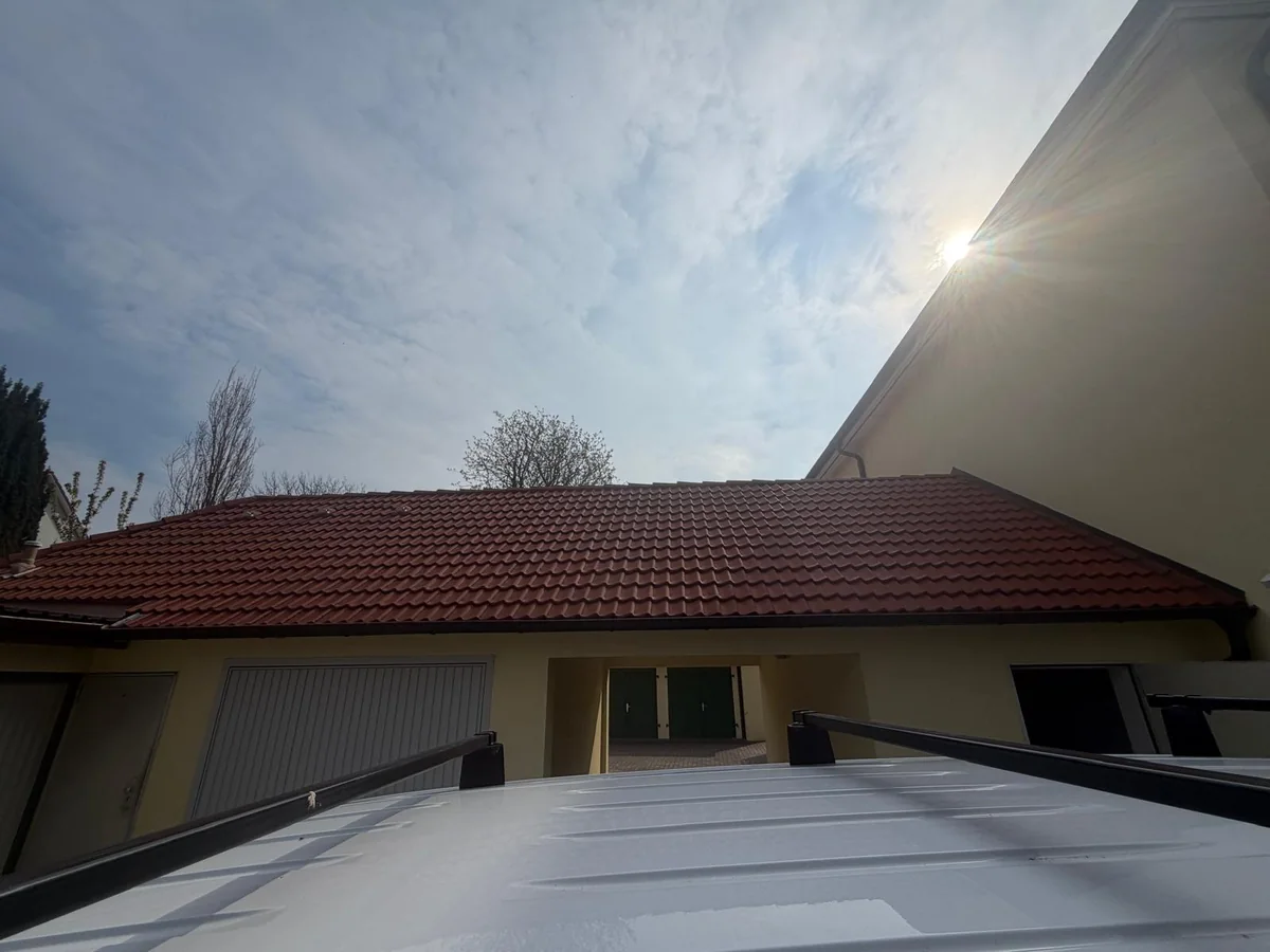 Rote Dachfläche über Garage und Durchgang