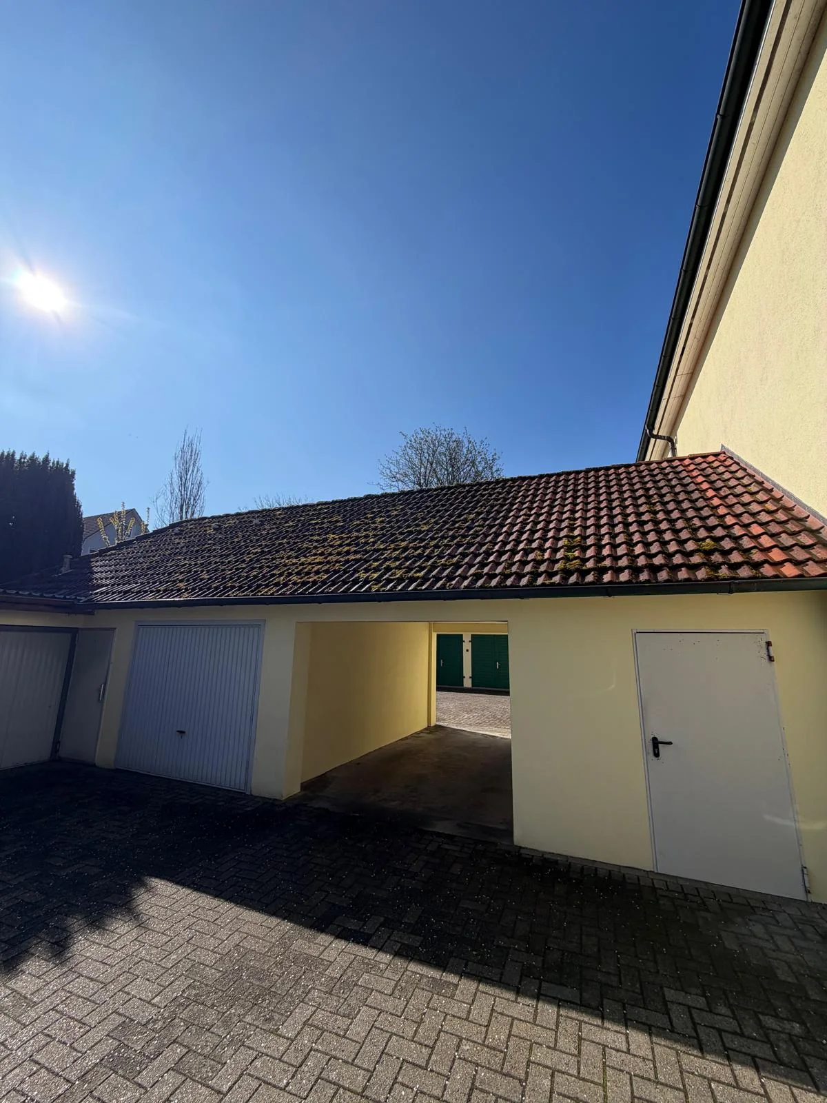 Dach über einer Garage mit sichtbarem Moosbewuchs