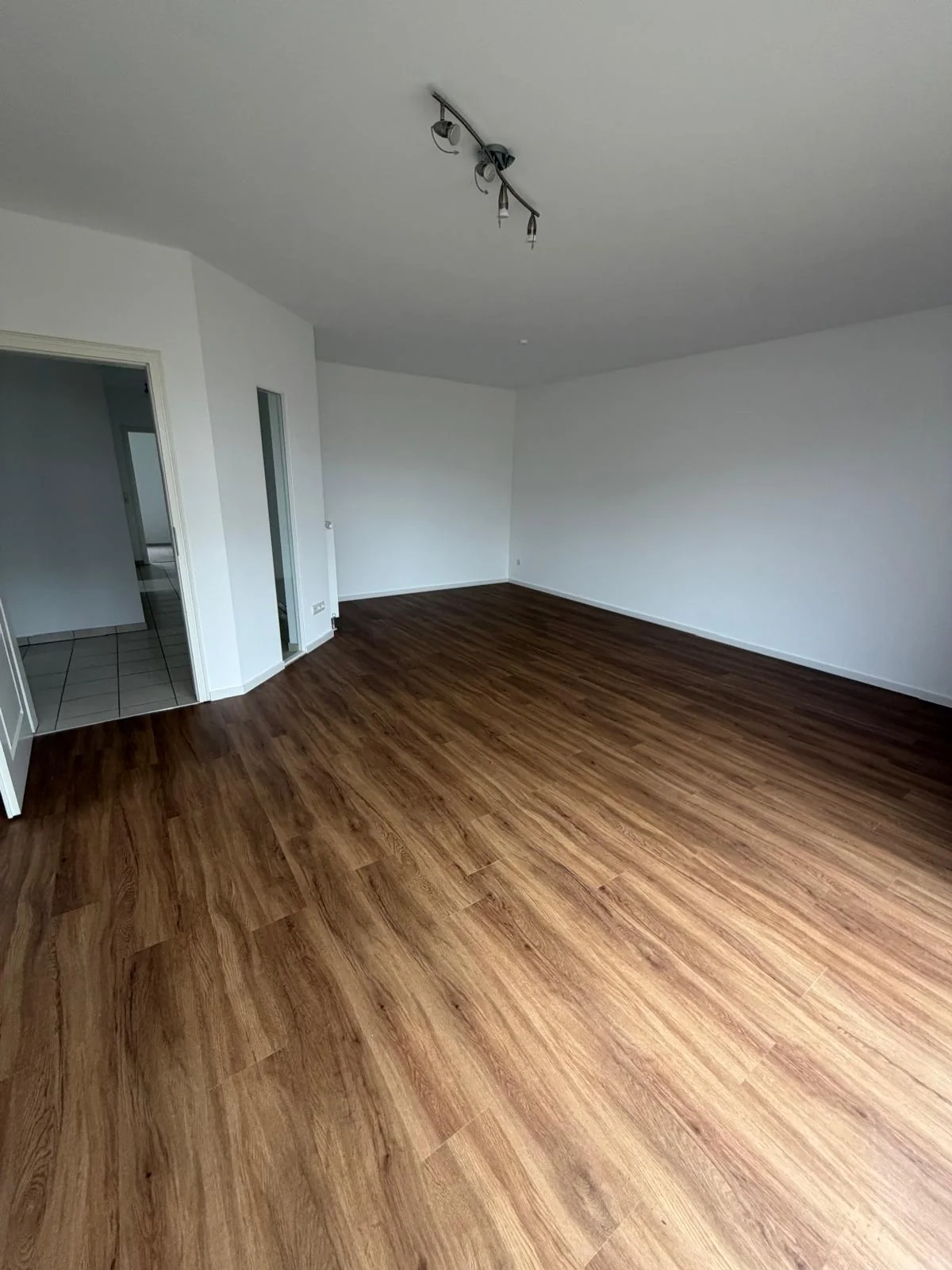 Wohnraum mit dunklem Bodenbelag in Holzoptik